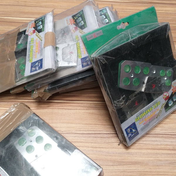 SET DE PEDALES PARA AUTO CON LUCES LED.