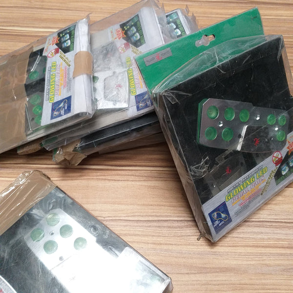 SET DE PEDALES PARA AUTO CON LUCES LED.