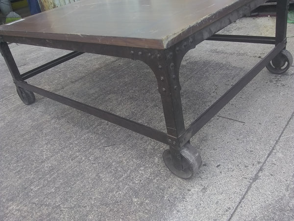 Mesa de centro con superficie de madera