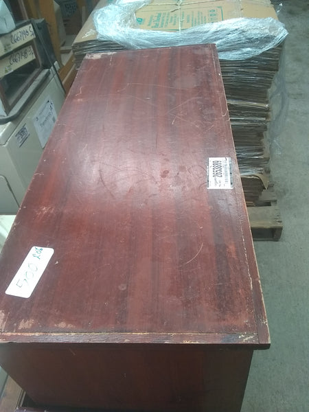 Mueble de madera con cajones de puertas corredizas