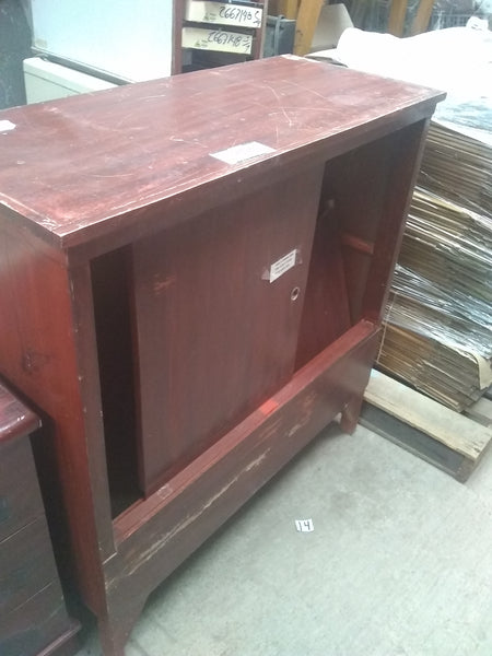 Mueble de madera con cajones de puertas corredizas