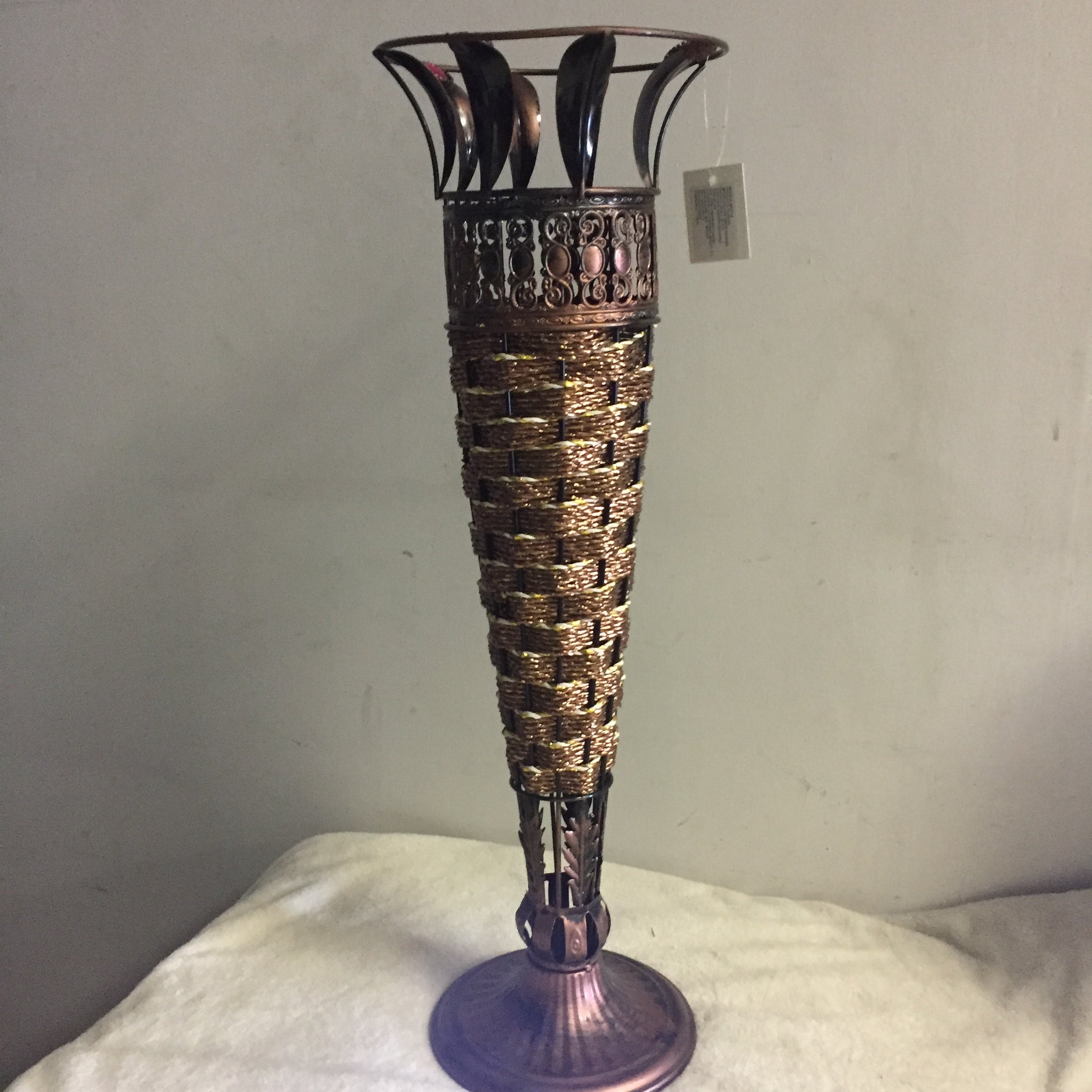 FLORERO DECORATIVO GRANDE DE METAL HECHO A MANO CON DETALLES