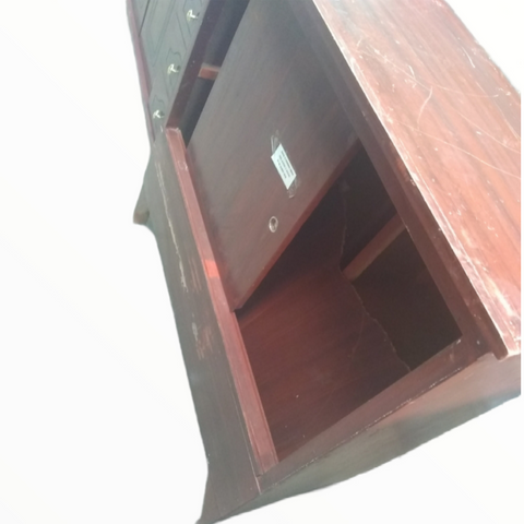 Mueble de madera con cajones de puertas corredizas