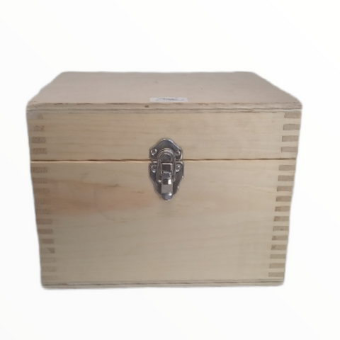 CAJA DE MADERA CON BROCHE Y AGARRADERAS 29x24x22